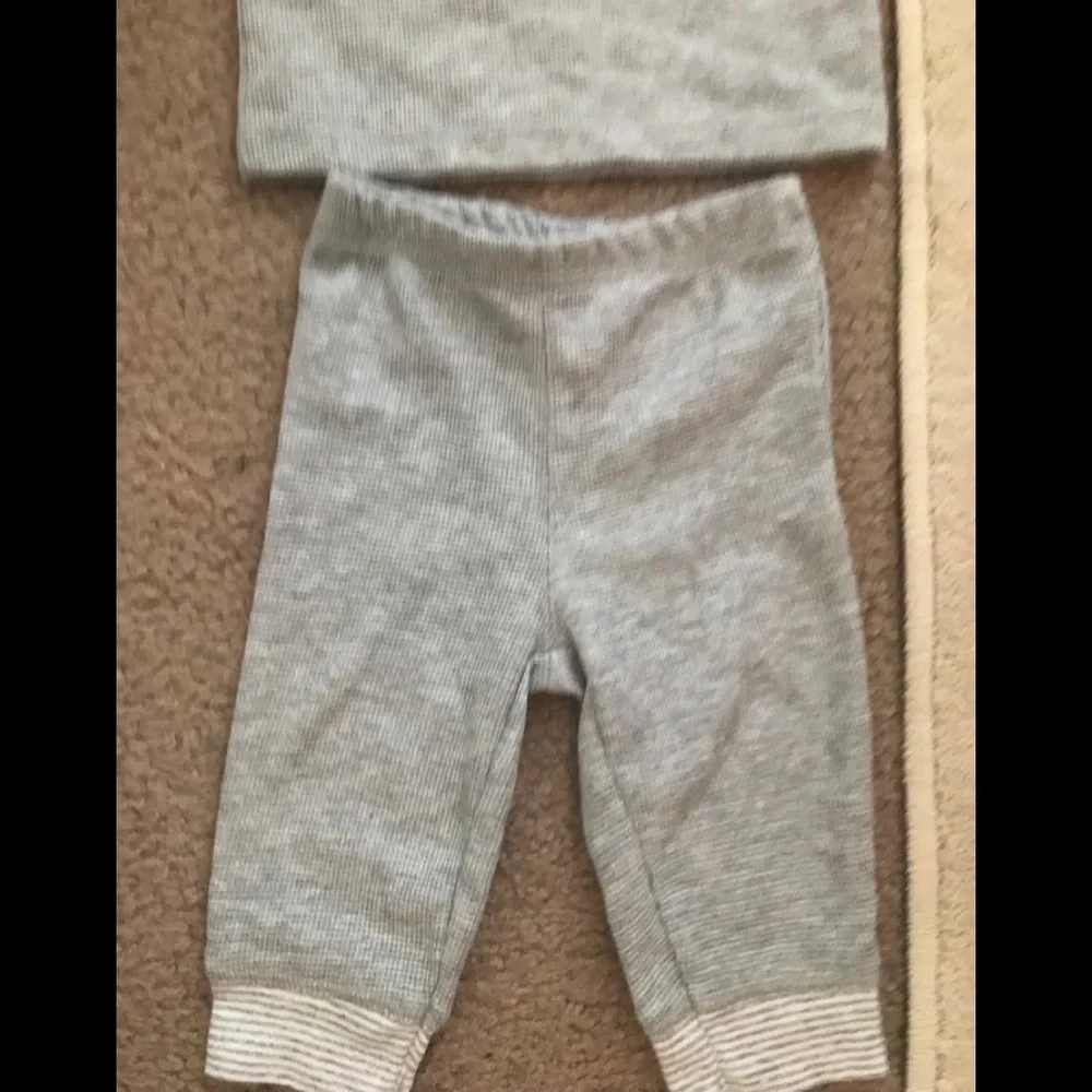 Carter’s 2 piece Giraffe outfit